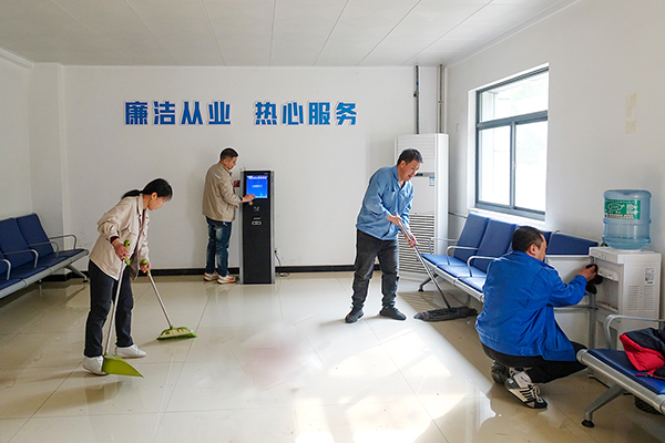 2023年10月運銷市場部191罐區全員清理打掃開票大廳衛生2   600.jpg