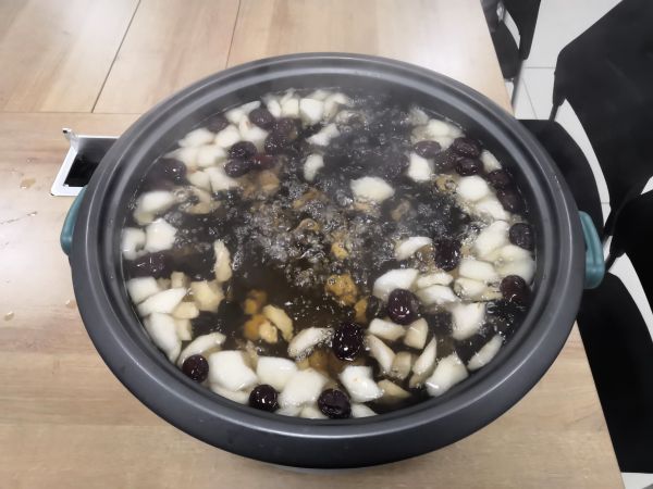 圖2 12月8日，交接班室熬煮一大鍋冰糖雪梨湯。肖歡  攝.jpg