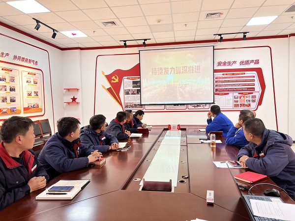 1月16日下午，制氣車間黨支部組織觀看警示教育大片《持續發力縱深推進》.jpg