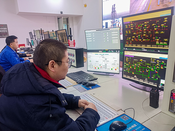 合成工段中控操作人員精心監盤保障氨產量.jpg