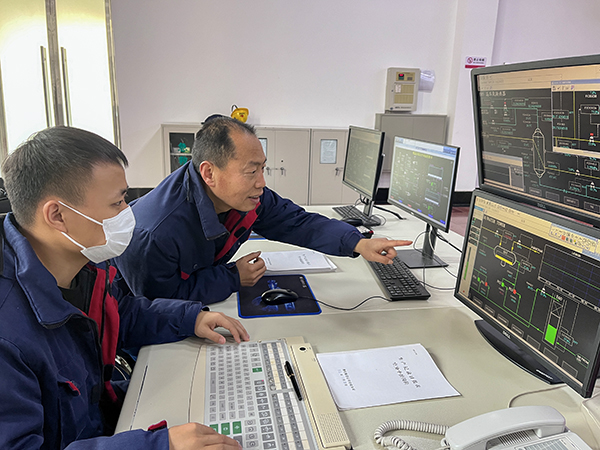 1706154543891184.jpeg 1月25日8點 宋春平指導青工楊發00 600.jpg