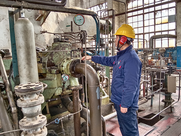 1月23日10時，合成車間班組人員監測發電機機泵性能 (1).jpg