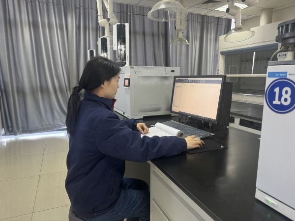 1707533333471951.jpeg 職工在對色譜結(jié)果進(jìn)行確認(rèn).jpg