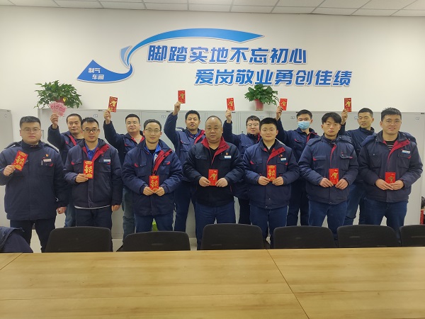2月11日，大年初二車間管理人員為白班在崗人員，化工二班派發新春紅包照片.jpg