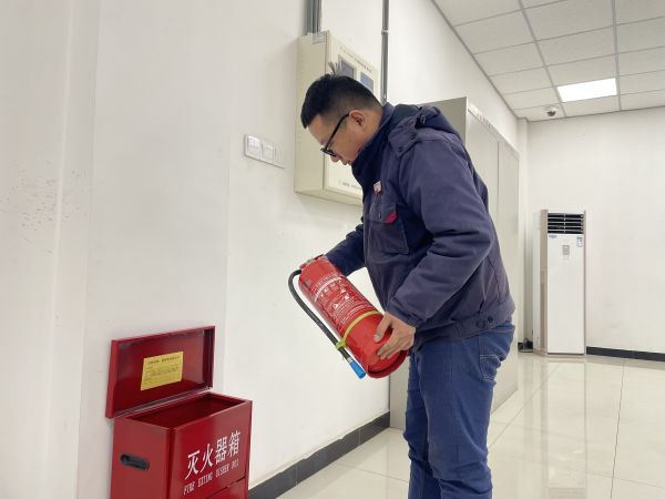運行員工對現場辦公室滅火器進行檢查.jpg