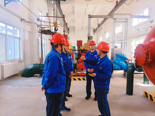 3月19日上午，公司總工程師馬軍忙帶領行政保衛部、安全環保部相關負責人深入191罐區，開展“全覆蓋、零死角”的重大危險源安全專項檢查。 (3).jpg