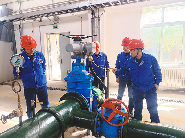 3月19日上午，公司總工程師馬軍忙帶領行政保衛部、安全環保部相關負責人深入191罐區，開展“全覆蓋、零死角”的重大危險源安全專項檢查。 (1).jpg