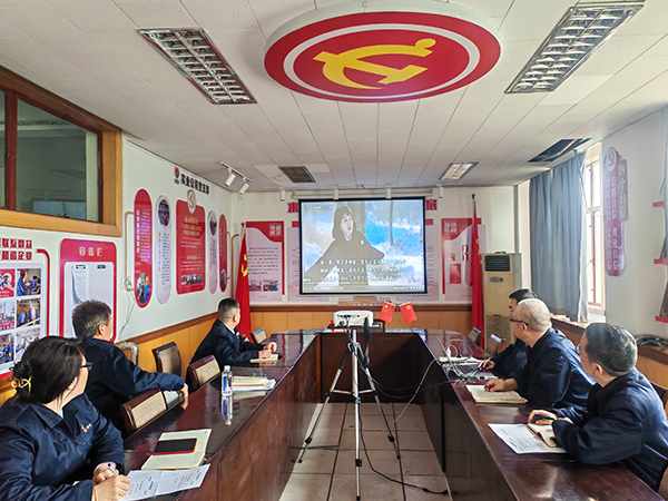 黨員們認(rèn)真觀(guān)看革命先輩們?cè)⊙獖^戰(zhàn)的事跡視頻.jpg