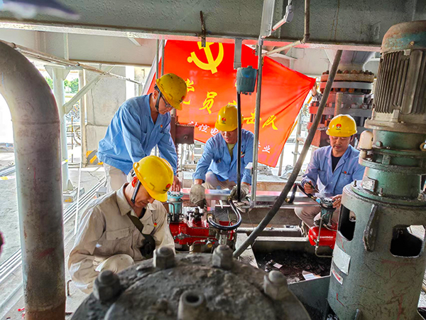 1713150687841754.jpeg 4月12日,計控電儀部黨員突擊隊成員們正在三期檢修現場更換穿線管 600.jpg