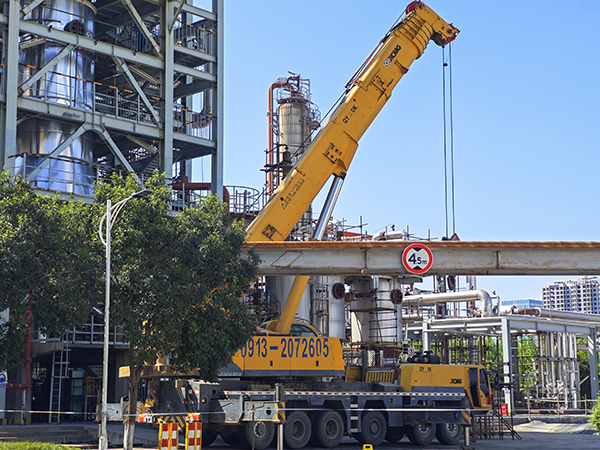 1713150717536311.jpeg 三期大檢修現場隨處可見的身高數丈、力敵千軍的“大黃蜂”式重量級作業吊車 600.jpg