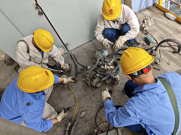 1713150745183265.jpeg 三期大檢修現場,計控電儀部人員堅持做到工完料凈場地清,將現場破損、報廢的儀表設備拿回去“二次利用”, 600.jpg