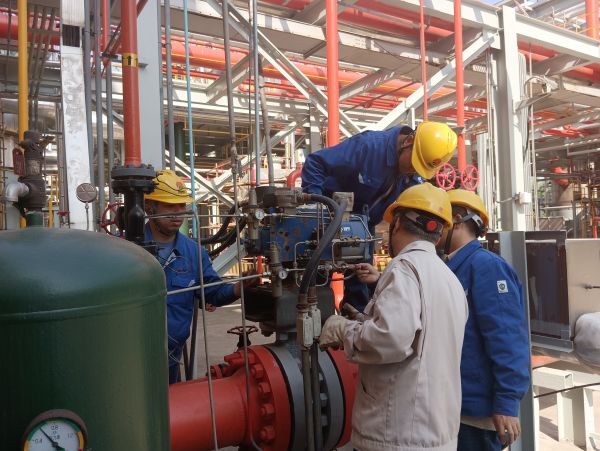 三期檢修現場，計控電儀部空分尿素工段人員在現場檢修閥門并探討學習.jpg