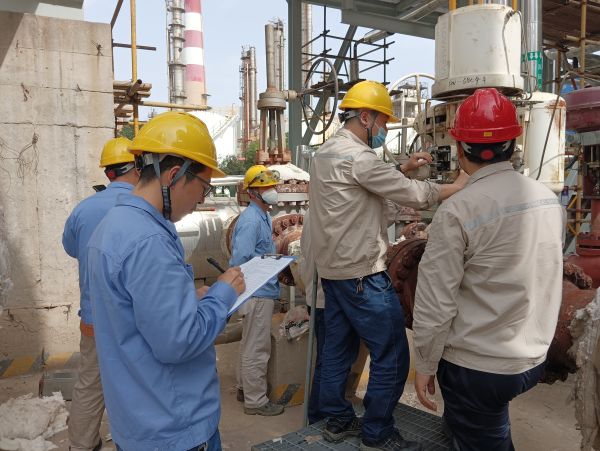 三期檢修現(xiàn)場，計(jì)控電儀部在進(jìn)行“精益檢修 安全有我”主題活動(dòng)的安全檢查（2）.jpg