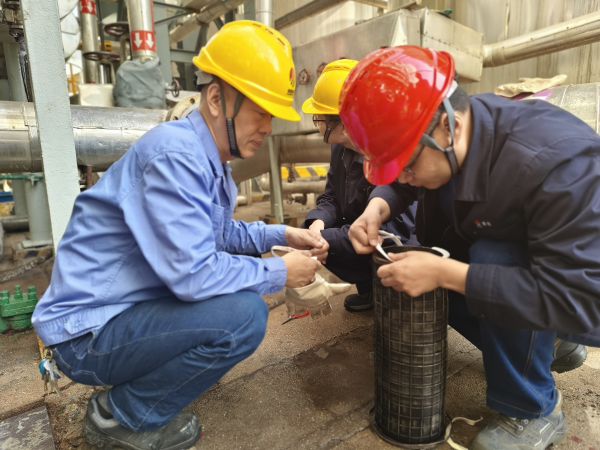 4月15日，尿素車間技術人員對現場濾網進行檢查.jpg