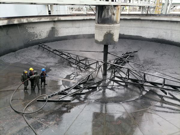 圖1 4月29日，雷仲民帶領清理隊伍清理澄清槽。.jpg