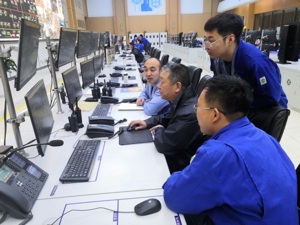 圖2 4月29日，剛從檢修現場回來的雷仲民給青工講解704檢修項目。.jpg