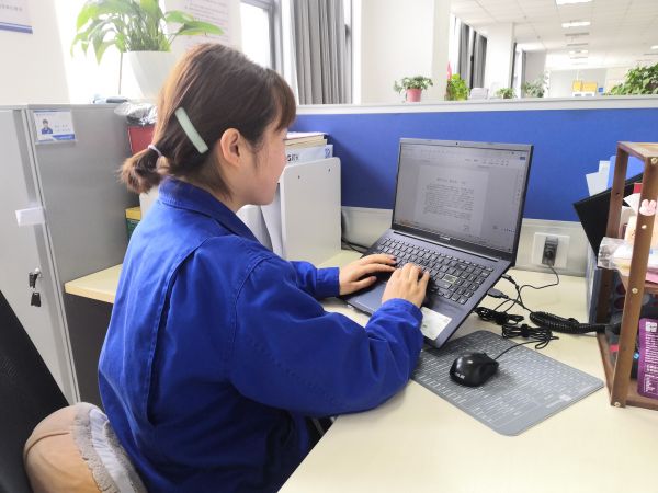 圖1 5月2日，宣傳組組長高丹正在編寫中修稿件。肖歡 攝.jpg