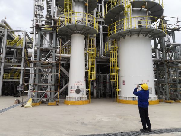 圖2 5月2日，沈思研拍攝T1604甲醇水分離塔拆人孔。肖歡 攝.jpg