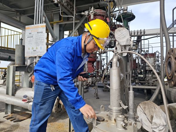 圖1 5月7日，現場人員查看氣化爐火勢情況。劉航 攝.jpg