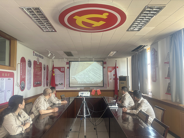 渭河實業公司組織職工觀看傳承紅色保密印記宣傳片.jpg