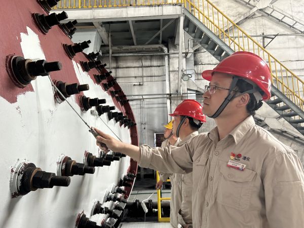 圖2 5月30日下午，制氣車間黨支部攜手聯(lián)合黨支部開展聯(lián)學(xué)聯(lián)建融生產(chǎn)  裝置舊貌換新顏主題黨日活動，制氣車間702磨煤機(jī)刷漆亮化活動現(xiàn)場紀(jì)實。.jpg