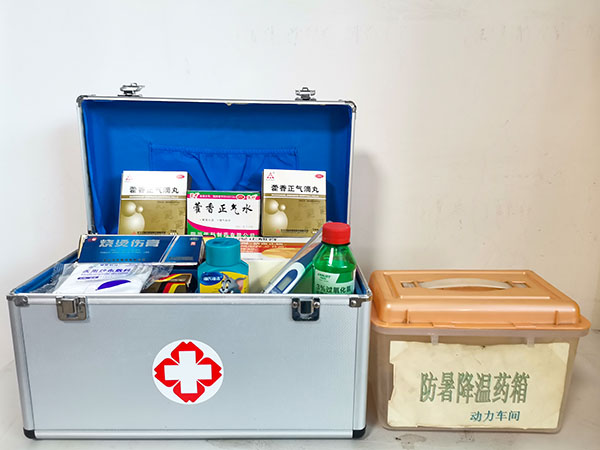 1717574259929599.jpeg 崗位上發放防暑降溫藥品.jpg