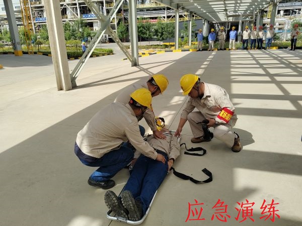 6月12日上午，制氣車間開展丙烯泄漏應急演練，上圖為演練中搶救人員對暈倒職工進行心肺復蘇急救紀實照片.jpg