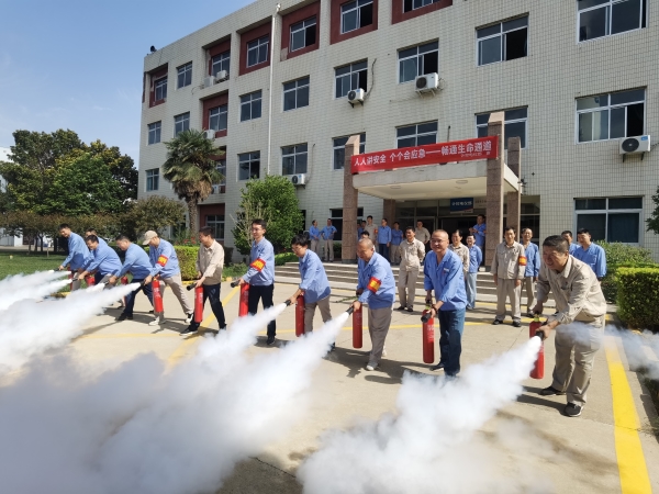 6月13日上午，消防培訓結束后大家分組現場進行滅火器模擬使用3.jpg