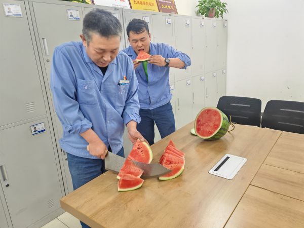 圖3 6月25日，班長雷仲民正在切西瓜。 肖歡 攝.jpg