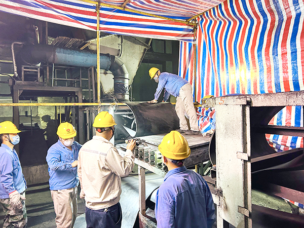 7月3日凌晨，管式帶更換現(xiàn)場，技術(shù)員贠文軍現(xiàn)場確認(rèn).jpg
