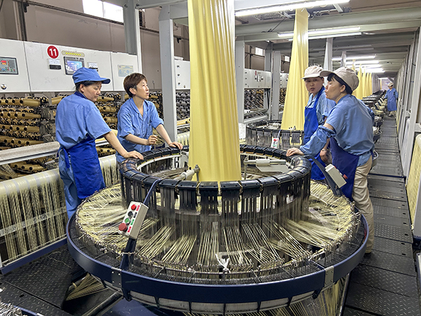 7 月 23 日，老員工手把手地教導轉崗新員工調試機器。.jpg