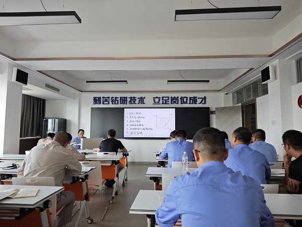 近日，計控電儀部主任工程師馬曉華為部門人員進行了“離心式壓縮機的防喘振控制” 培訓1.jpg