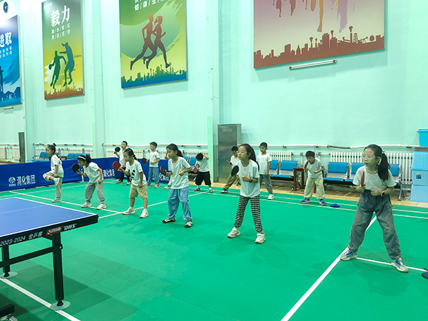 2024年8月1日，渭化集團乒乓球館，小學生學習乒乓球.jpg