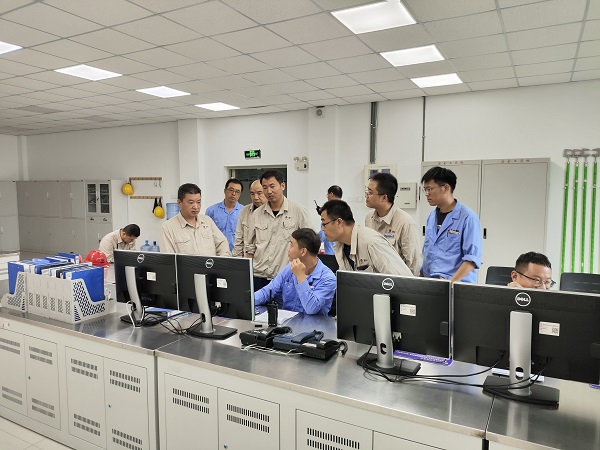 8月7日 現場人員討論運行參數.jpg