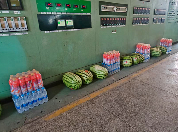 供水部分給班組分發防暑降溫品.jpg