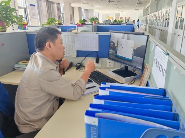 圖1 8月27日，安全員陳科武給現(xiàn)場監(jiān)護人員打電話強調(diào)安全有關事項。.jpg