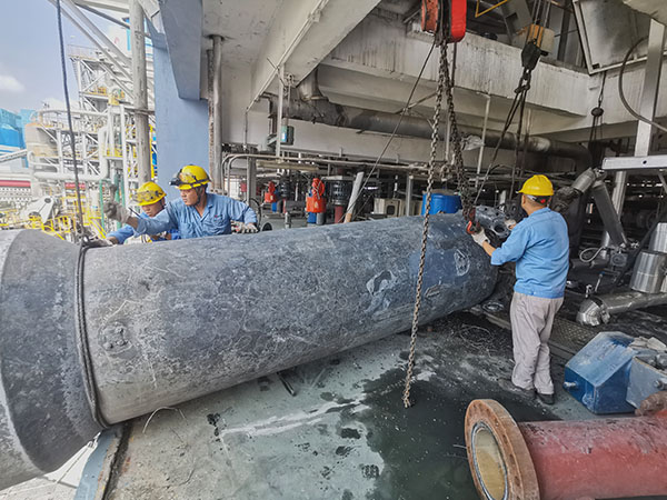 起重工：奮斗一線，繪就精彩   600.jpg