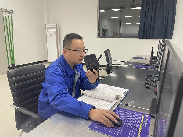 青工劉林在控制室內與現場員工溝通現場事宜.jpg