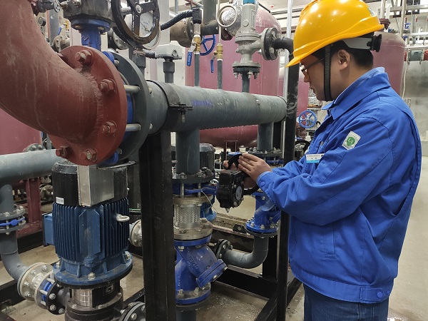 職工對設備排查隱患.jpg