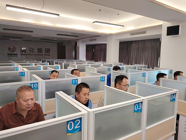 1730074633351075.jpeg 合成車間操作人員正在進行10月份應知應會考試.jpg