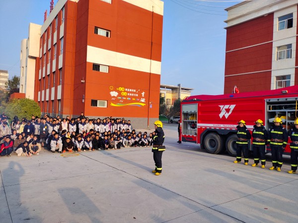 11月6日，彬州公司消防隊進學校宣傳消防知識2.jpg