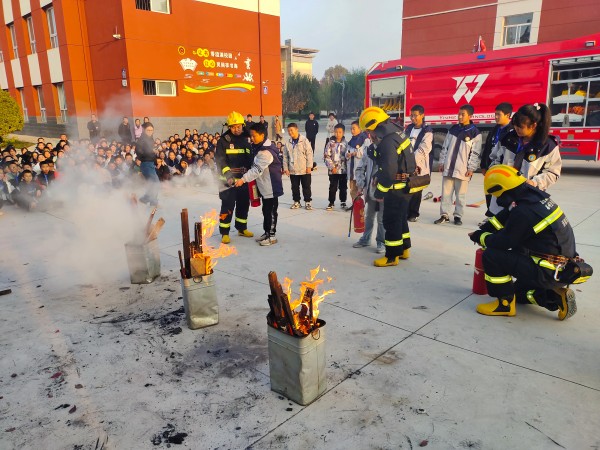 11月6日，彬州公司消防隊進學校宣傳消防知識.jpg