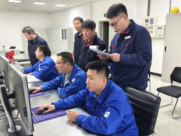 11月17日  運行人員調整電力系統參數.jpg