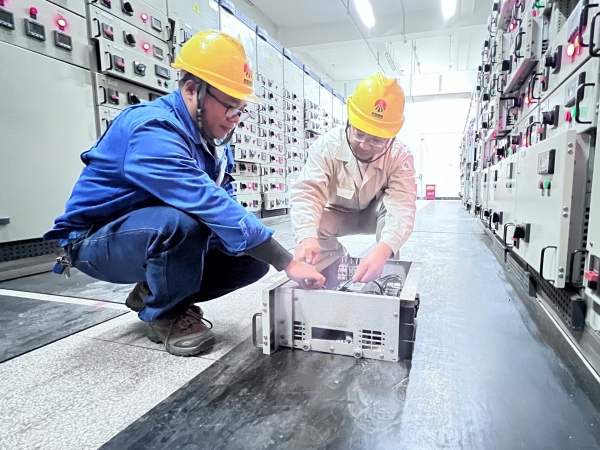 1732085129119037.jpeg 11月,計控電儀部運行人員正在對開關柜進行維修.jpg