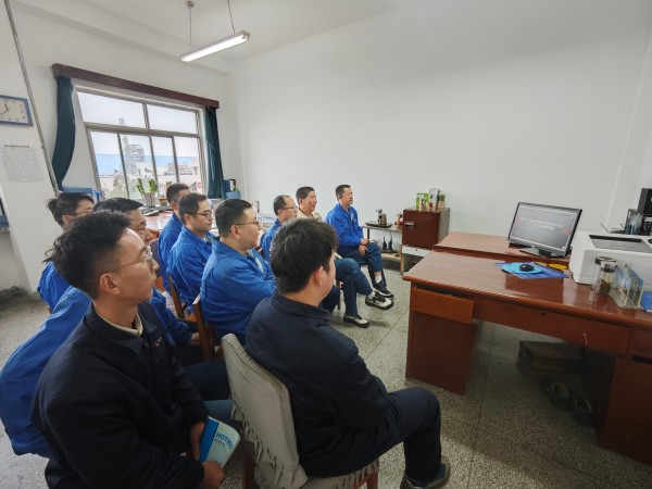 近日，計控電儀部利用班前、班后會組織職工觀看事故案例警示視頻.jpg