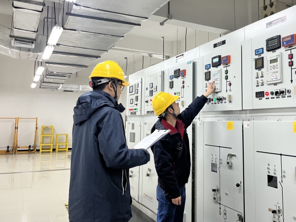 12月，計控電儀部運行人員正在巡檢.jpg