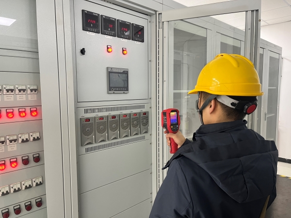 12月，計控電儀部運行人員正在用測溫儀排查隱患.jpg