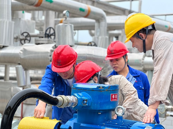 2024年，彬州公司生產部主任何亞紅、乙二醇車間主任楊磊認真檢查機泵.jpg