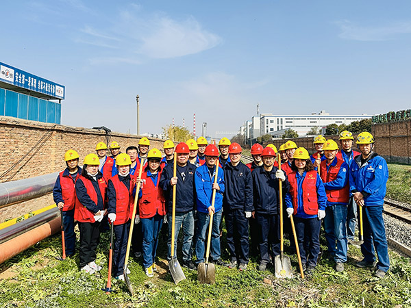 3月20日下午，物料車間黨支部開展“清除雜草保安全 志愿服務顯擔當”主題活動，黨員及青年志愿者集體合影    600.jpg