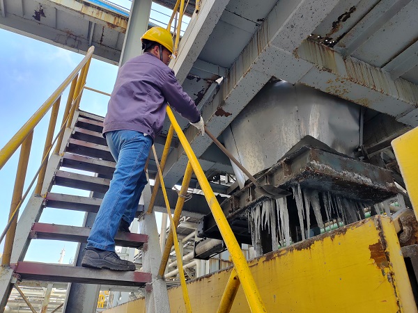 1月28日上午8點半，青工董宇斌在清除管廊掛冰。.jpg